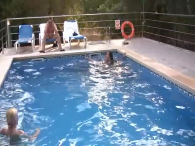 Laureen pink & friends: Slutty poolparty (2)