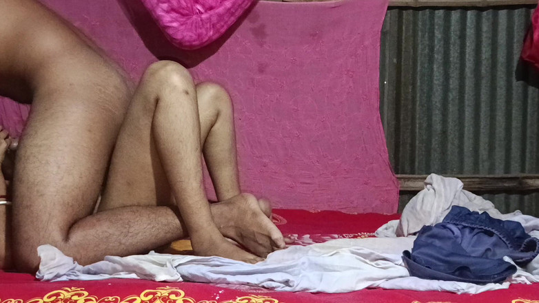 Viral: 妻は私の大きなチンコをしゃぶり、その後私は妻を激しく突きます