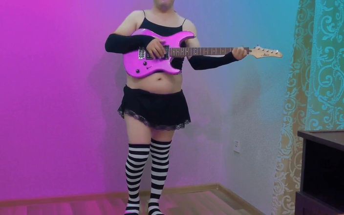 Ladyboy Kitty: Aku pengen banget mainin gitarmu sama cowok-cowok hotku yang lagi...