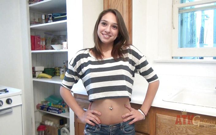 ATKIngdom: 18-летняя латина Sara Luv кончает на кухне