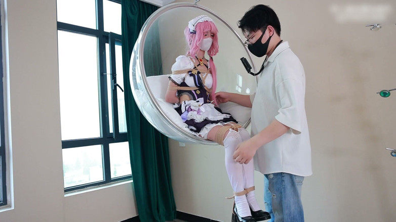 Asian bondage: Jue Se Plays the Barefoot Girlfriend, Bound to a Suspended...