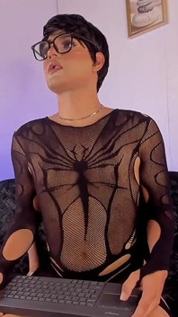 Ken Femboy, kamera önünde fahişe Sissy kılığına girmiş şekilde dans ediyor