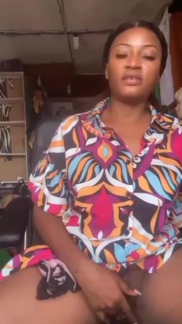 Me and my new slut: Masturbazione pubblica di una mamma arrapata che gioca con la...