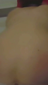 Une jeune étudiante soumise se fait baiser par la machine à baiser puis squirte sur le sol. Du point de vue de l’ego