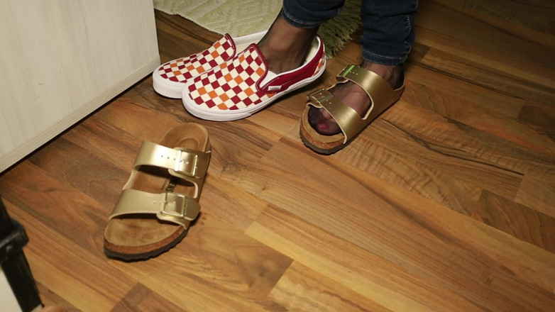 KimisWorld: Nylons &amp; Tight Jeans - Dangling in Classic Sandals