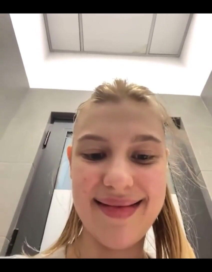 JuiceLussie: Жесткая мастурбация в спортзале