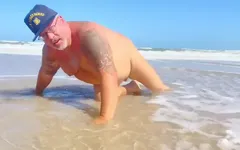 Deze oude hetero veteraan op het naaktstrand liet me hem video's maken!