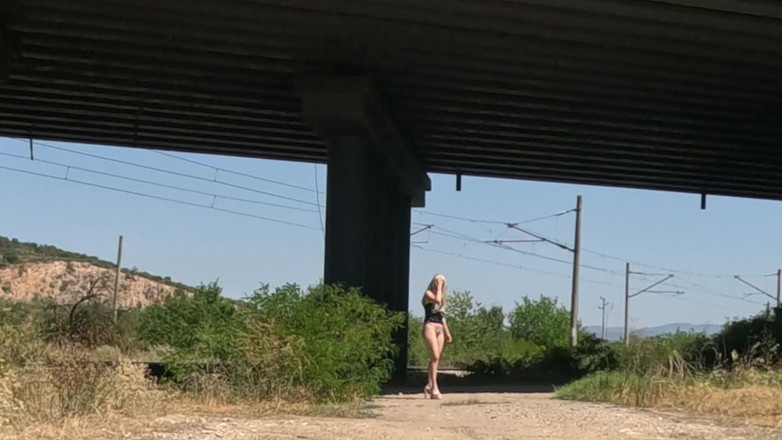 Za Za: Escravo Tih Mostra Sua Buceta E Mamas Sob A Ponte