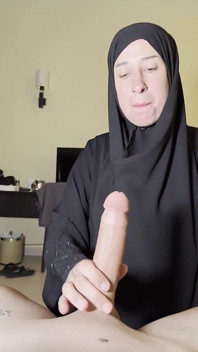 Réel, une femme mariée en hijab se fait draguer et saloper