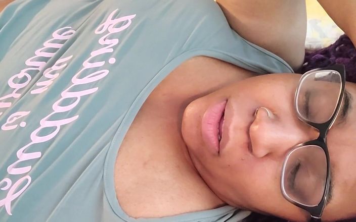 Josie4yourpleasure: 一边拍摄我的大胸部一边谈论我的视频