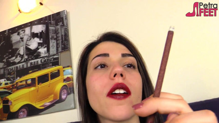 Smokin Fetish: Une belle Italienne fume un pakistanais en gros plan