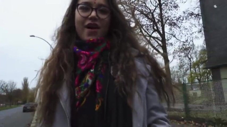 Magmafilm: Chica berlinesa real con gafas y cuerpo
