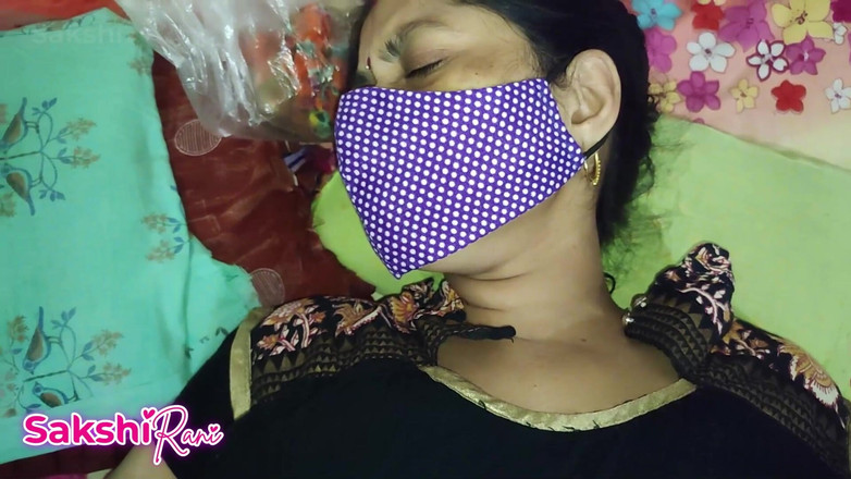 sakshi_raniii: Sora vitregă Desi Puja Didi în dormitorul meu, și-a dezbracat fusta, masturbându-se...