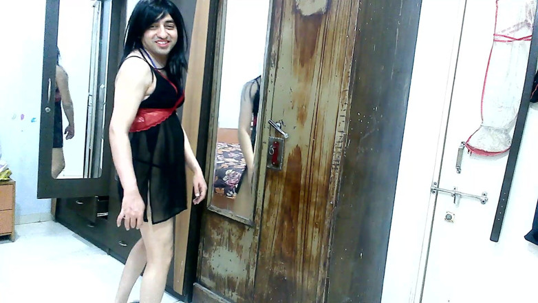 Cute & Nude Crossdresser: Femboy banci crossdresser super seksi dengan pakaian dalam merah dan...