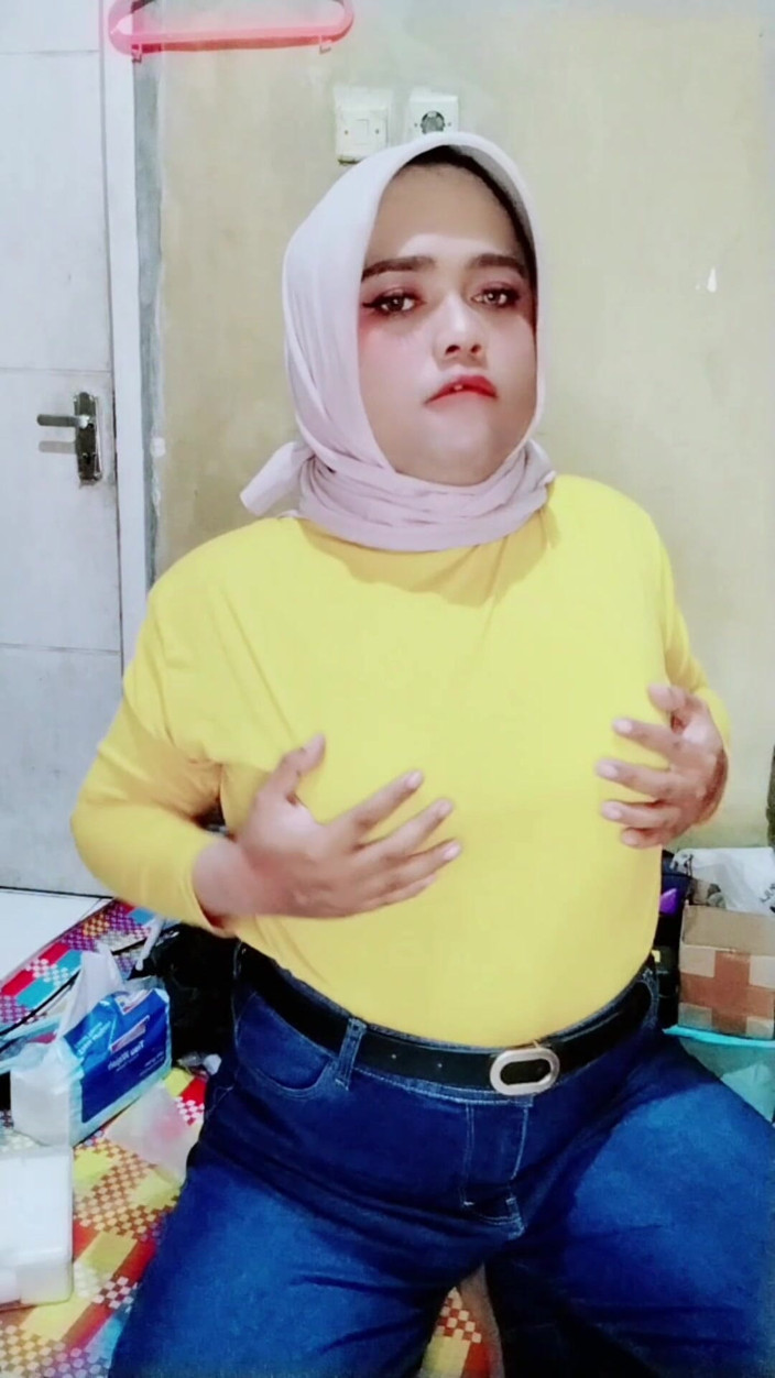 Ivvy Crossdresser: Ivvy Hijab travestiet, spijkerbroek dragen en masturbeert dan