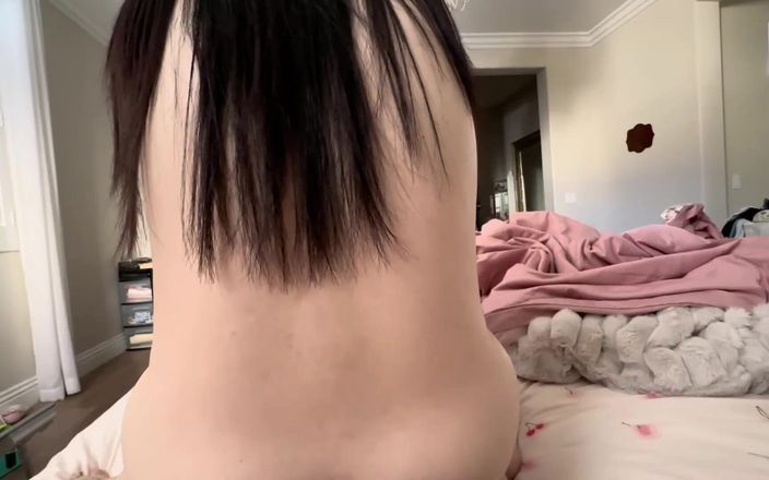 SquishMallow3328: Min sexiga MILf hyresvärd vet verkligen hur man rider min...