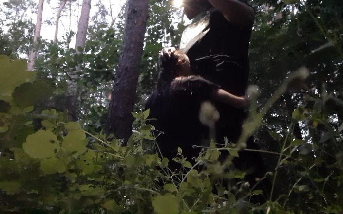 Lesbian-illusion: Fotto la mia sorellastra in bocca nel bosco così il...