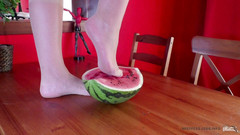 Mistress Legs: Sandía aplastante con pies de nylon