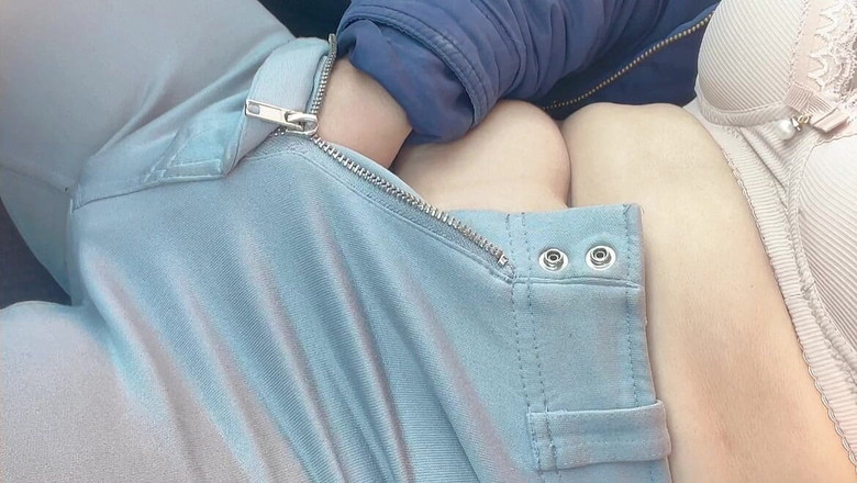 sweethanajapanese: Elle ouvre sa chatte poilue dans la voiture puis sort...