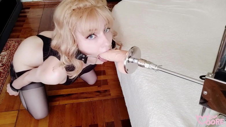 Lina Moore: セックスマシーンは縛られたブロンディの女の子を犯した