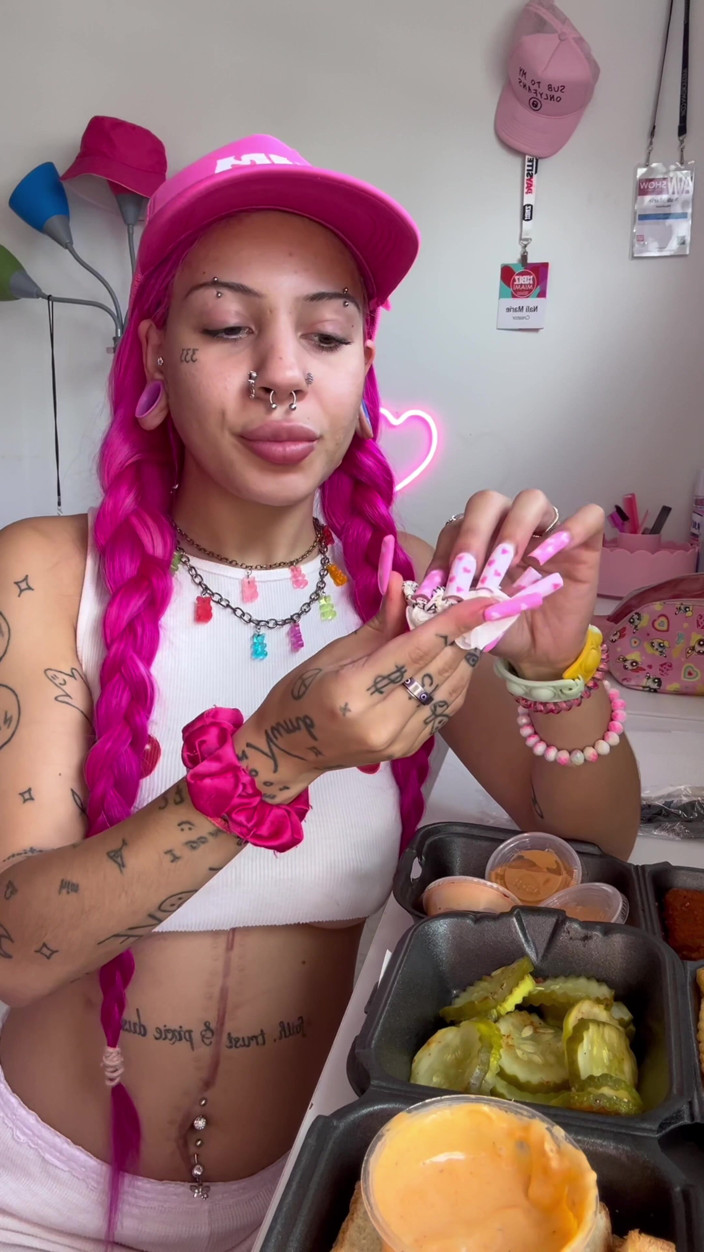 Nali Marie: Lízání mukbang sploshing obrovské jídlo přejídání kuřecího sýru faciál dívka...