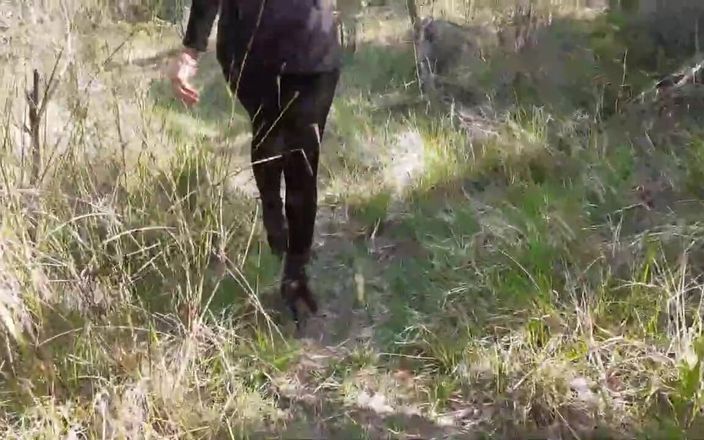 LauraOnHeels: Tacones altos y caminando por el bosque
