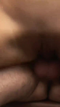 Brünettes teen mit kleinen titten bekommt sperma im mund im freien