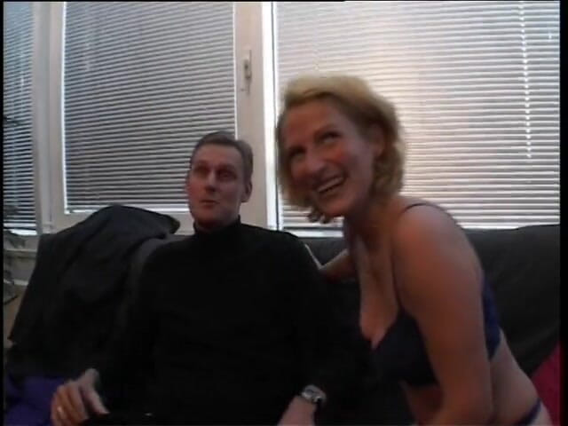 Horny Two really wet MILFs: Loira madura é fodida e facial no casting