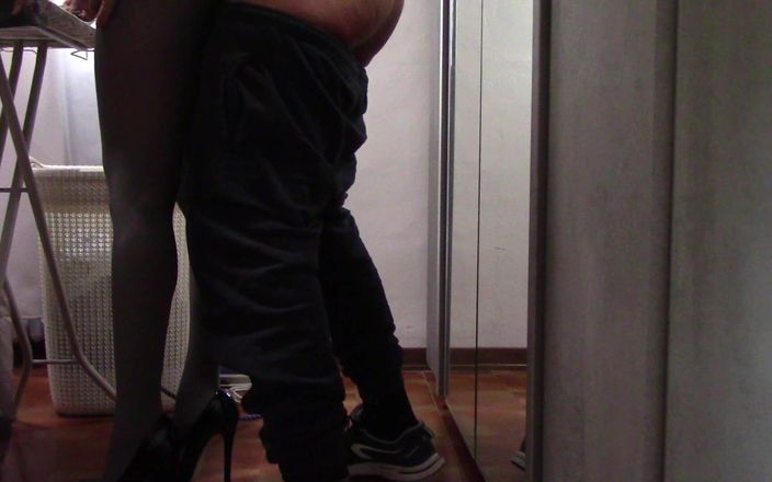 LauraOnHeels: 美腿和连裤袜的熟女被抚摸和性交
