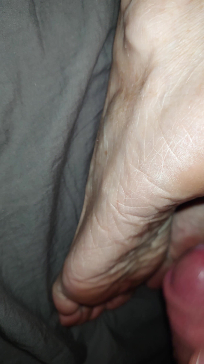 Goldschatz59: Nylonjunge Inseminates the Soles of My Old Feet