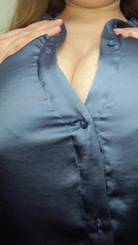 Cewek sange dengan toket aduhai lagi asik goyangin toketnya sambil godain kontolnya
