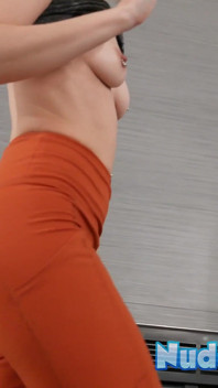 La piccola bionda norah nova nuda fa yoga e si masturba