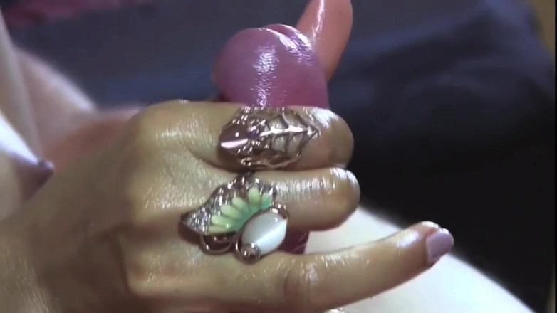 Julia-Softdome: Yavaş yağ kenarlı elle muamele. Kız onu bitir