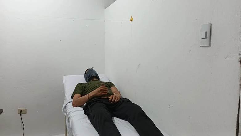 Goky: Doctor pervertido se masturba la polla en la oficina