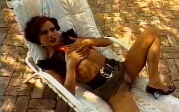 Lovers Of Vintage: Troia ninfomane è stata beccata a masturbarsi e sbattuta nel culo