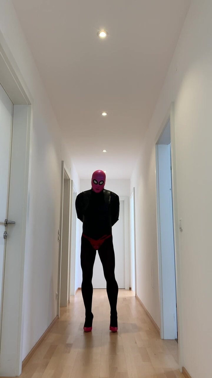 PervyLara: Maskerad latexdoll