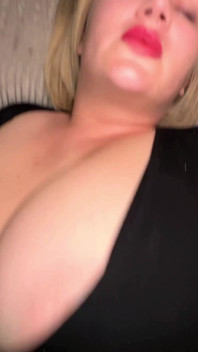 Une MILF à forte poitrine se fait baiser