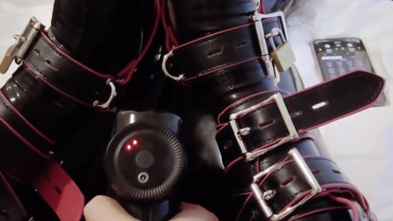 Aisan girl bondage: Mz12 - cucciolo legato al lattice si vibra per raggiungere l'orgasmo