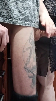 Madrasta chupa meu pau e se masturba enquanto estamos sozinhos em casa