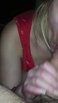 Jovem milf esposa recebe foda na cabeça com maciça gozada na boca