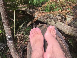 Manly foot: गहरी झाड़ी वाली भूमि में जहां कोई नहीं जाता है वह आदमी अपनी अतिरिक्त लंबी पैर की गांड के साथ खेल रहा है - manlyfoot