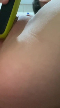 Ho usato il mio fratellastro un taglia lama per farmi venire in bagno con tutta la mia famiglia della porta accanto