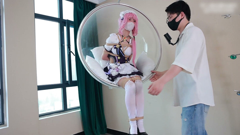 Asian bondage: 覚瑟は裸足の恋人を演じ、吊り下げ椅子に縛られ、足で遊んでいる