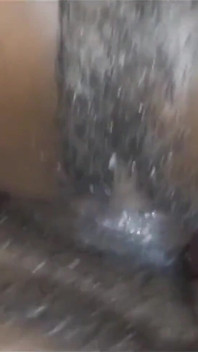 義父の部屋で、ジュースで濡れたままの膣を抱いてほしいと頼んだバナナの女の子