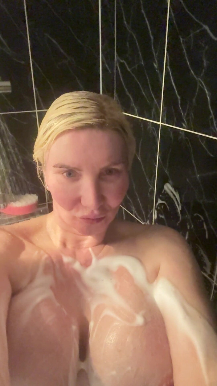 Sophie James: Tetek 34jj bersabun besar tengok Abs saya