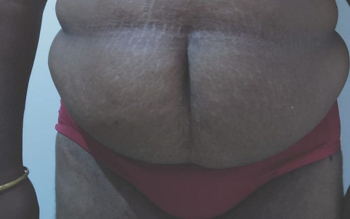 Bedroom: Indická velká kráska s velkými bradavkami se dotýká sama sebe