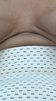 Tante semok ini lagi asik kencing sendirian
