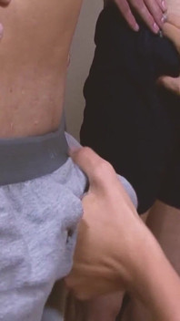 同性恋吸盘场景-1_twink cherub 在三人行中被两个同事性交