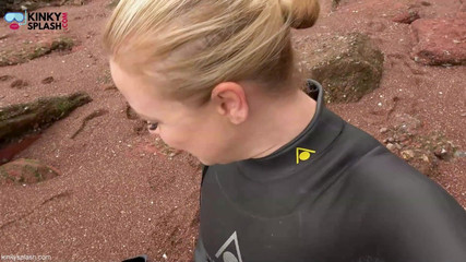 UKCuteGirl: Wetsuit Giantess发现一个小玩具挑逗