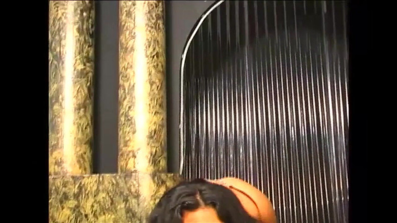 BLOW-ME: Vanessa mengambil susunya.